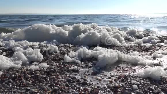 水和海岸上的肮脏泡沫富营养化水库污染视频的预览图