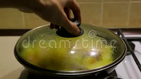 在平底锅里煮土豆香煎土豆视频的预览图
