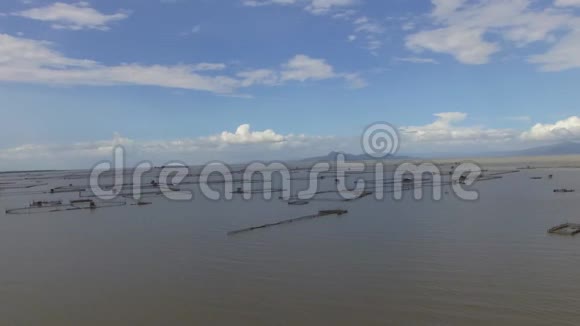 巨大的湖泊充满了竹子结构无人驾驶飞机视频的预览图