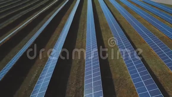 蓝色太阳能电池板的工厂无人驾驶飞机中弹视频的预览图