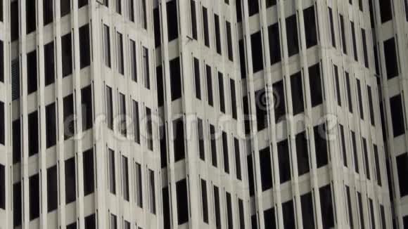 办公大楼窗户的潘视频的预览图