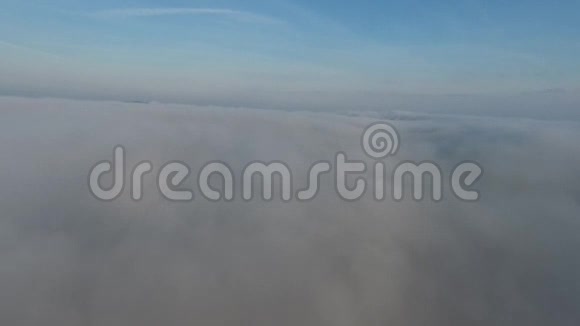 在雾中飞翔雾的景色真美视频的预览图
