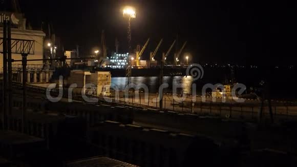 晚上在乌克兰敖德萨的贸易海港卸货视频的预览图