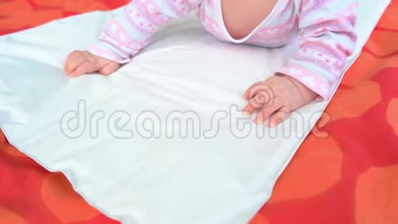 新生儿婴儿躺在毯子上视频的预览图