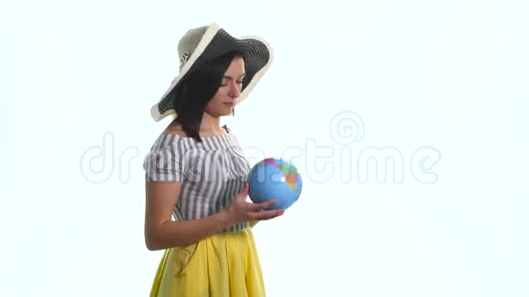 美丽的女人指着它想去的地球视频的预览图