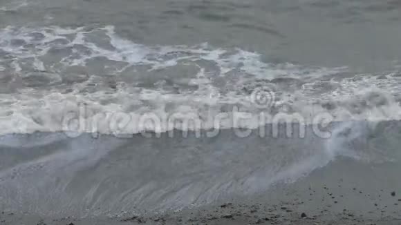 威尔士海岸海滩上的波浪视频的预览图