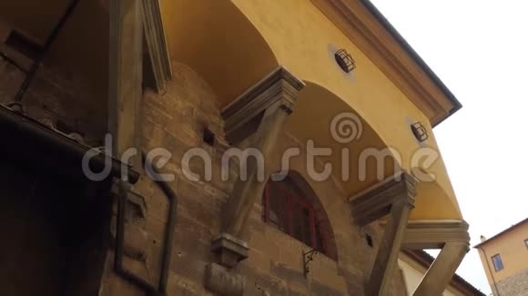 佛罗伦萨庞特威奇奥桥美丽的意大利风格建筑托斯卡纳视频的预览图