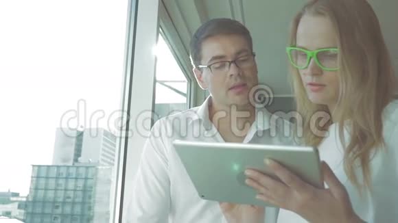 商业人士与平板电脑合作视频的预览图