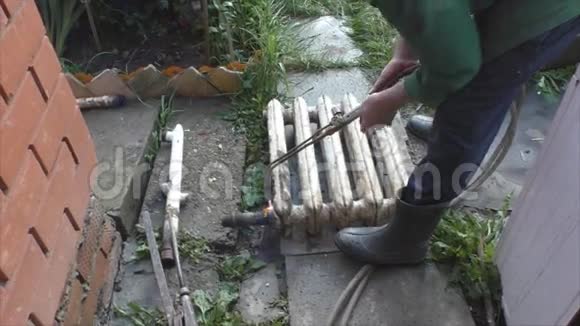 焊接工作涉及煤气的旧散热器视频的预览图