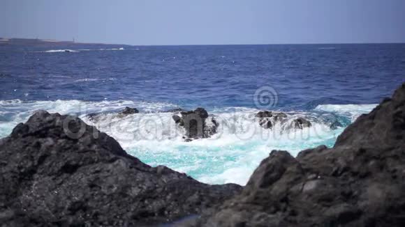 海浪拍打着石滩视频的预览图
