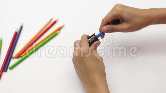 使用彩色铅笔的女性手视频的预览图