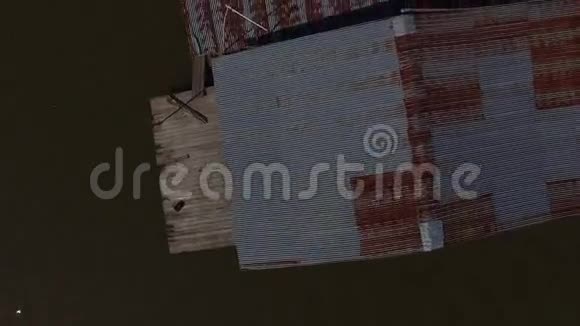 巴西亚马逊马瑙斯浮动房屋的鸟瞰图视频的预览图