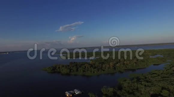 巴西亚马逊马瑙斯浮动房屋的鸟瞰图视频的预览图