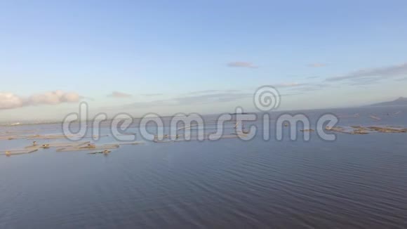 巨大的湖泊充满了竹子结构无人驾驶飞机视频的预览图