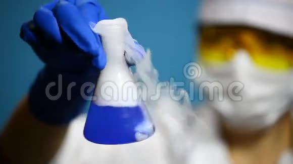 实验室检查烧瓶的内容视频的预览图