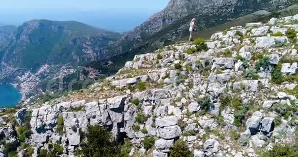 年轻女子在阿马尔菲海岸的山上徒步旅行视频的预览图