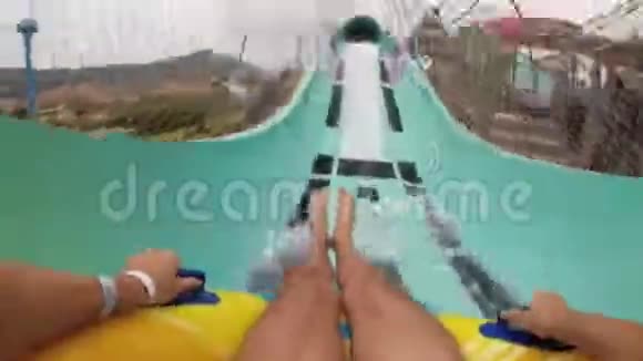 水滑滑梯充气环上的人带着滑梯下水泰国视频的预览图