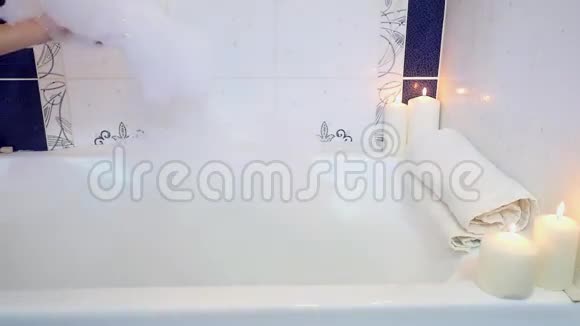 女人用泡沫洗手蜡烛在燃烧视频的预览图
