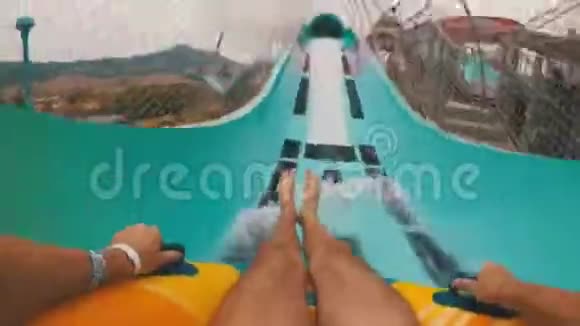 水滑滑梯充气环上的人带着滑梯下水泰国视频的预览图