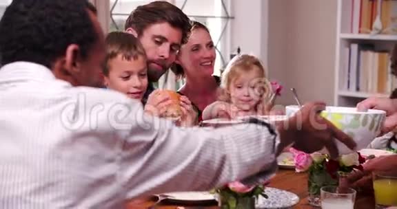 在家吃饭的家庭视频的预览图