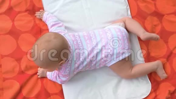 新生儿婴儿躺在毯子上视频的预览图
