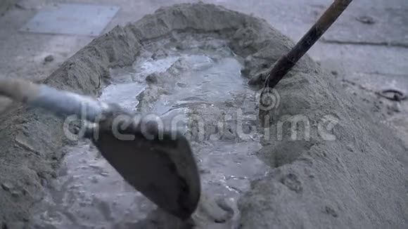 男人混合水和沙子视频的预览图