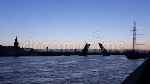 穿过涅瓦河的剪影叶桥视频的预览图