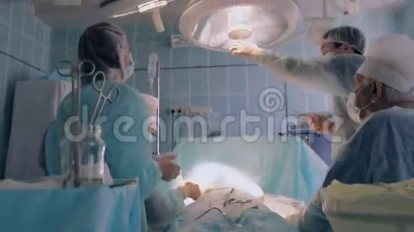 外科医生把灯转到正确的角度继续手术视频的预览图