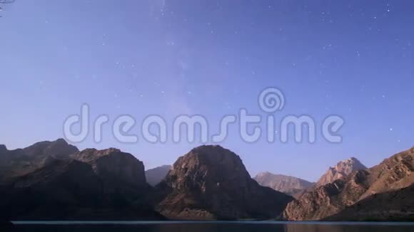 月亮越过山湖塔吉克斯坦伊斯坎德库尔视频的预览图