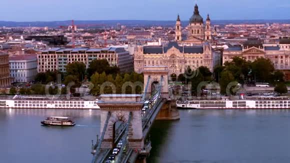 布达佩斯桥下景视频的预览图