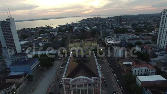 亚马逊剧院和巴西马瑙斯市的鸟瞰图视频的预览图
