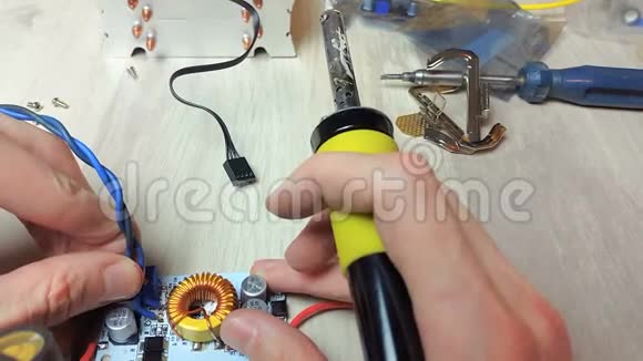 修理电子设备锡焊件视频的预览图