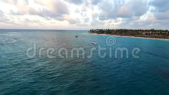 照相机沿着海滩飞过大海视频的预览图