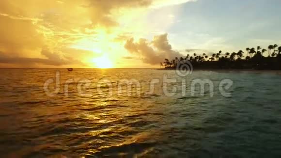 照相机沿着海岸飞过大海视频的预览图