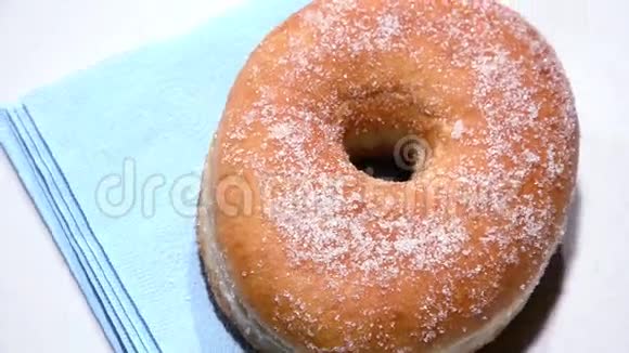 蓝色餐巾纸上的甜甜圈早餐视频的预览图