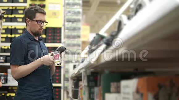 男人在建筑商店购物视频的预览图