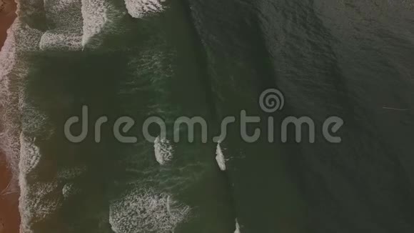 空中无人机观看热带海滩海浪到达海岸热带沙滩上海浪的俯视图视频的预览图