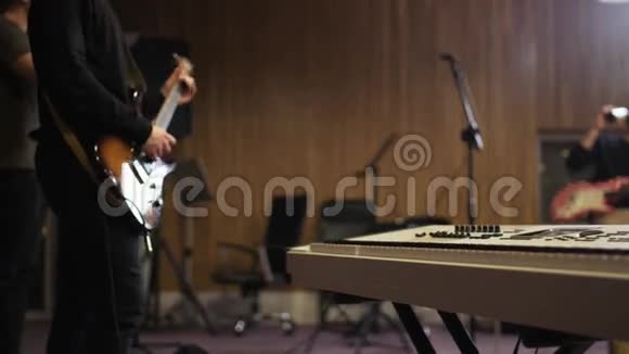 男子演奏老式电动吉他视频的预览图