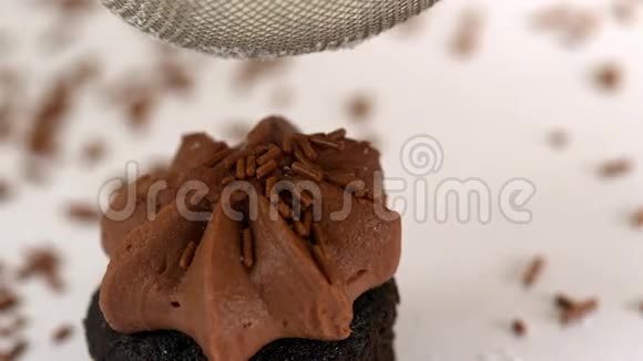 把糖筛在巧克力蛋糕上视频的预览图