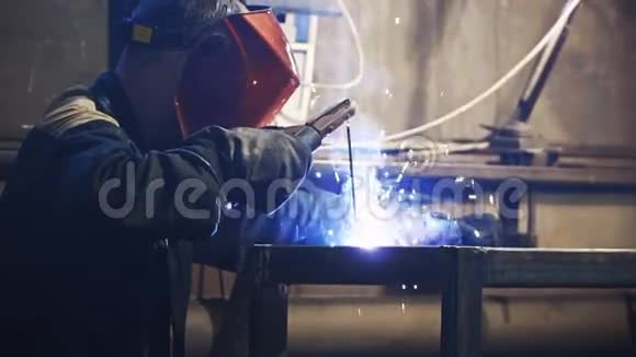 从事制造业的焊工视频的预览图