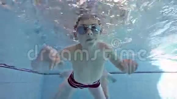 男孩在游泳池里游泳视频的预览图