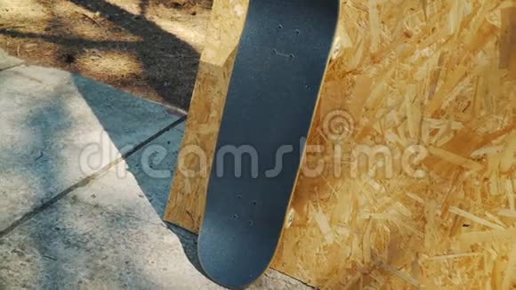 滑板白色轮子木制背景在溜冰场视频的预览图
