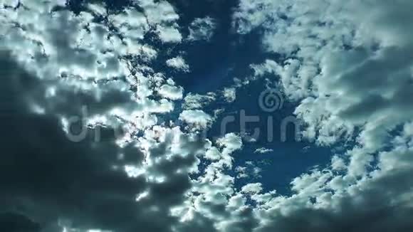 梦幻般明亮的云彩视频的预览图