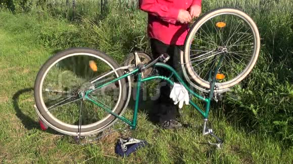 修理院子草地上的旧自行车视频的预览图