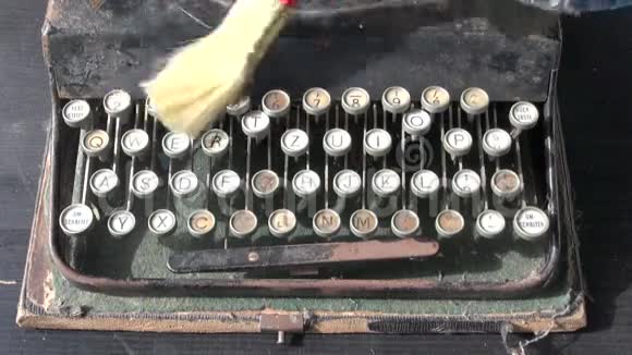 清理旧打字机键盘视频的预览图