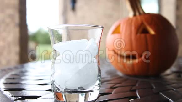 苏打水倒在玻璃杯里背景是南瓜视频的预览图