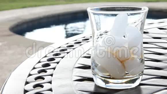 苏打水倒在玻璃里背景是一个游泳池视频的预览图