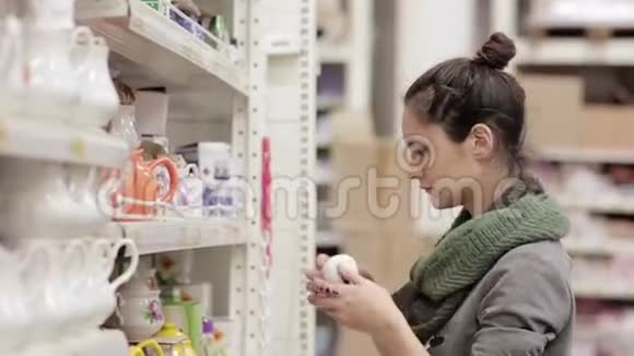 年轻女子在超市里选菜视频的预览图