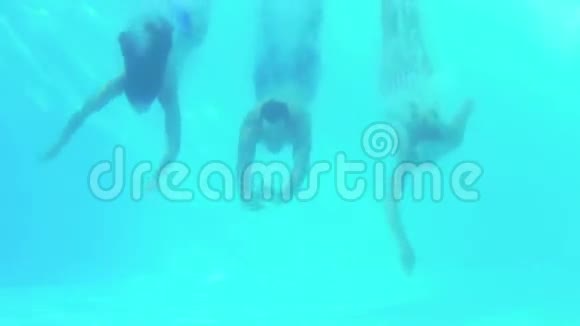 三个朋友潜入游泳池挥手致意视频的预览图