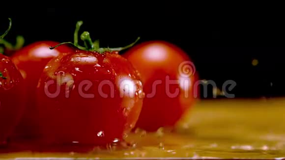 泼在西红柿上的水视频的预览图